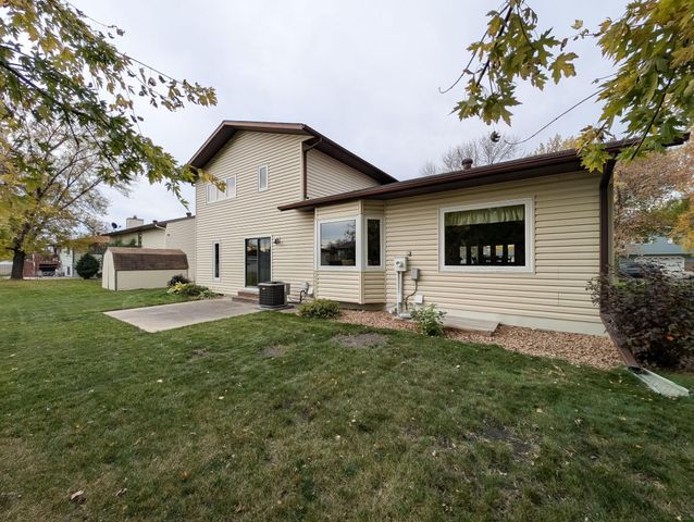 851 12th Avenue E, West Fargo, ND 58078