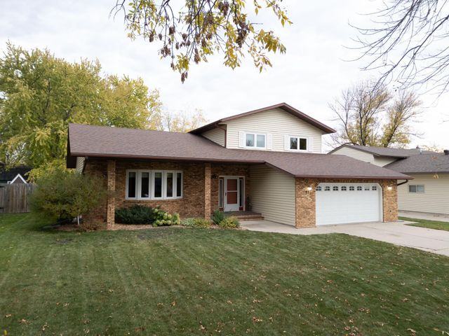 851 12th Avenue E, West Fargo, ND 58078