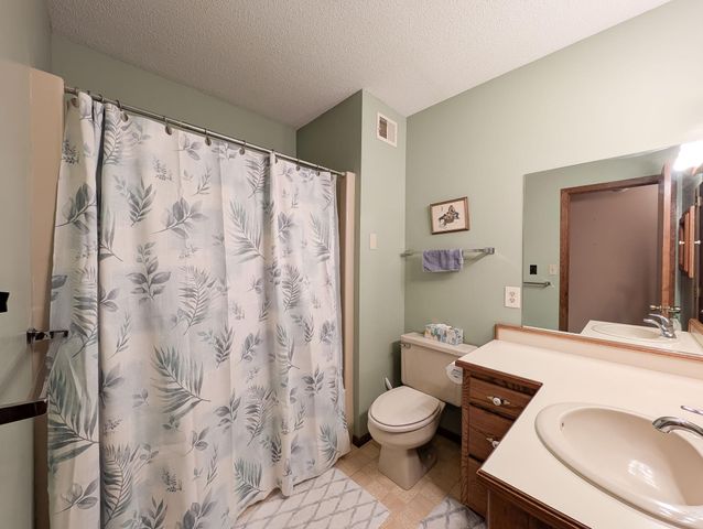 851 12th Avenue E, West Fargo, ND 58078