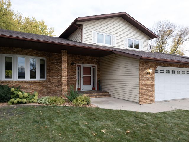 851 12th Avenue E, West Fargo, ND 58078