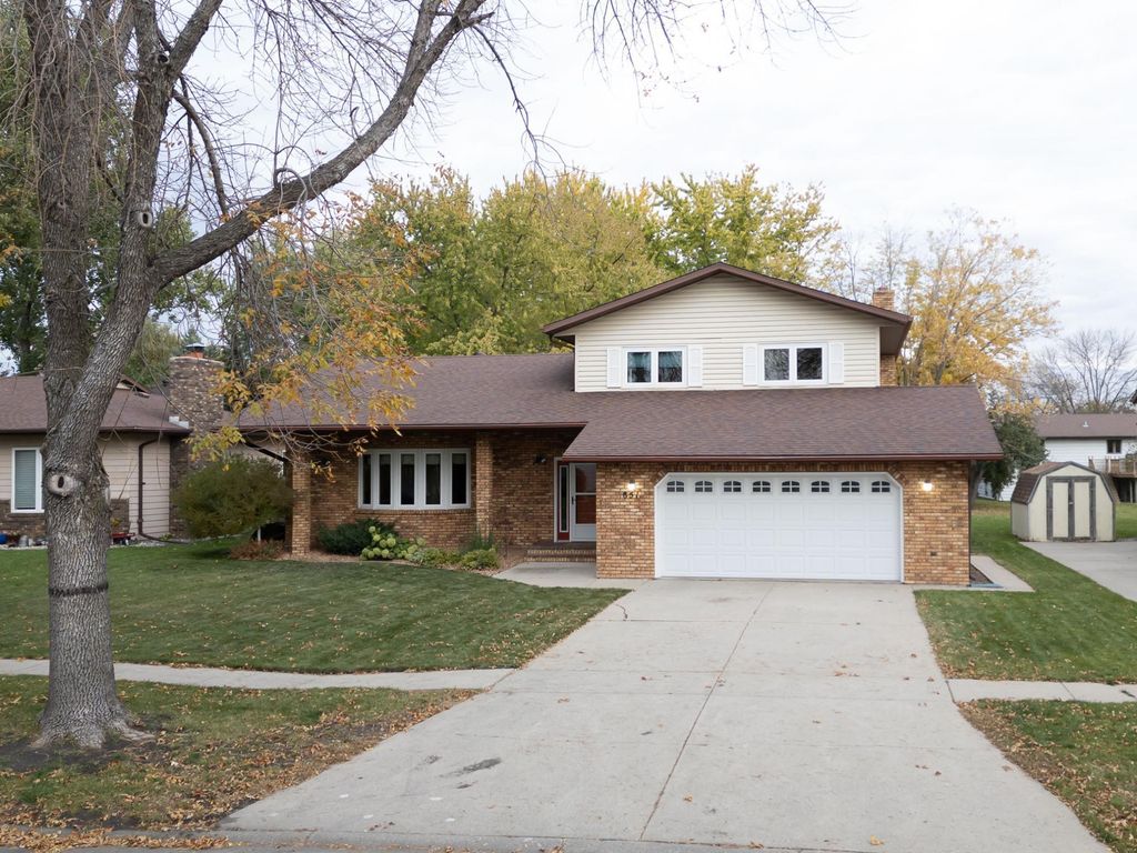 851 12th Avenue E, West Fargo, ND 58078