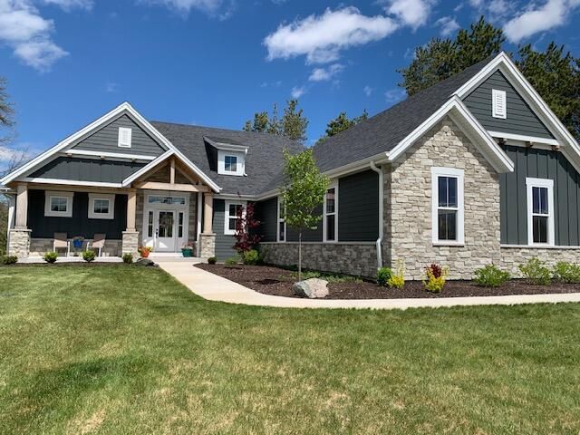 2050 Paradise Hills COURT, West Bend, WI 53095