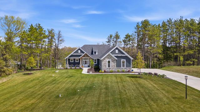 2050 Paradise Hills COURT, West Bend, WI 53095