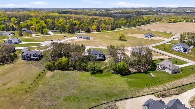 2050 Paradise Hills COURT, West Bend, WI 53095