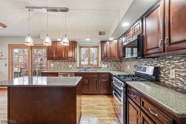 91 Briar Way, Branchburg Twp., NJ 08853