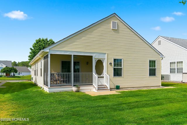 31 Portsmouth Drive, Toms River, NJ 08757
