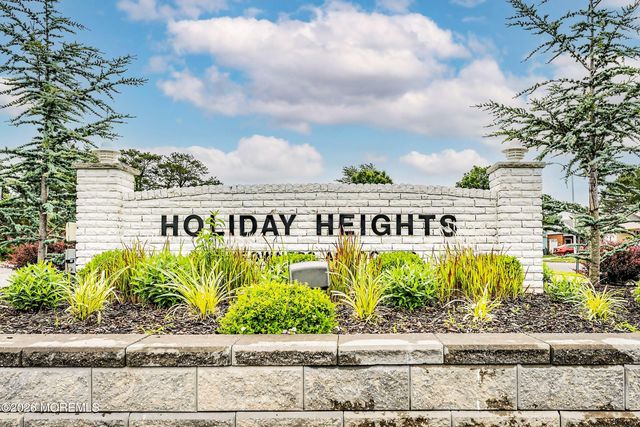 31 Portsmouth Drive, Toms River, NJ 08757