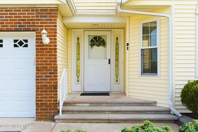 31 Portsmouth Drive, Toms River, NJ 08757
