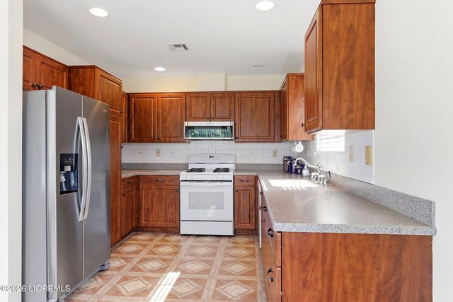 31 Portsmouth Drive, Toms River, NJ 08757