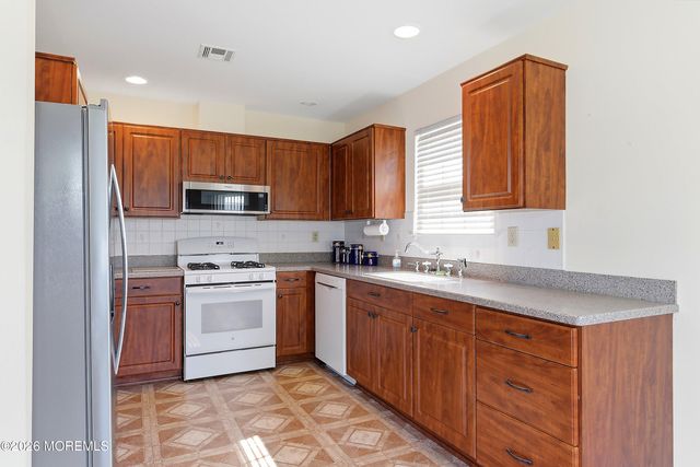 31 Portsmouth Drive, Toms River, NJ 08757