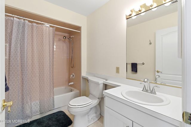 31 Portsmouth Drive, Toms River, NJ 08757