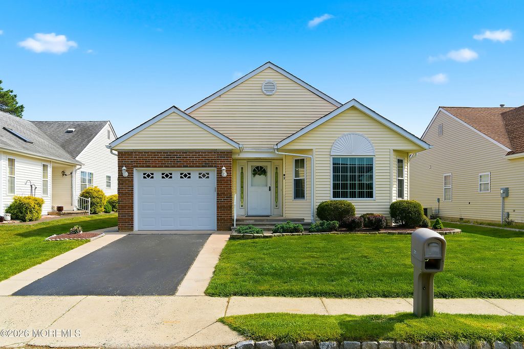 31 Portsmouth Drive, Toms River, NJ 08757