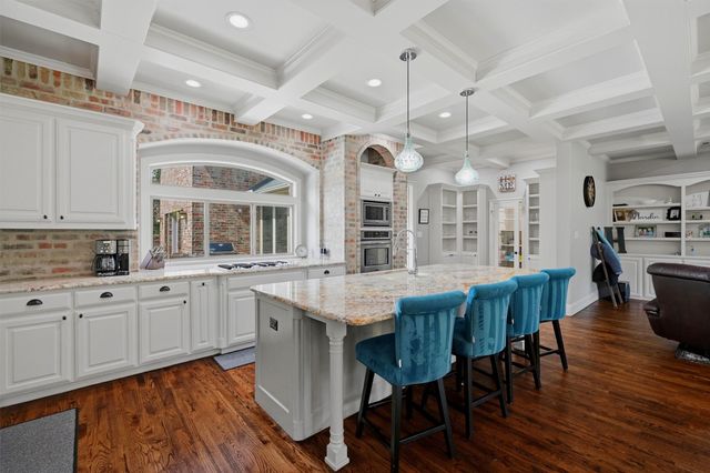 107 Iriquois Drive, Lake Kiowa, TX 76240