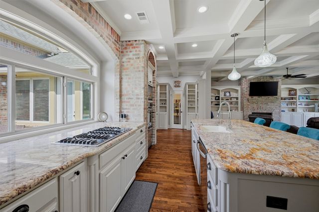 107 Iriquois Drive, Lake Kiowa, TX 76240