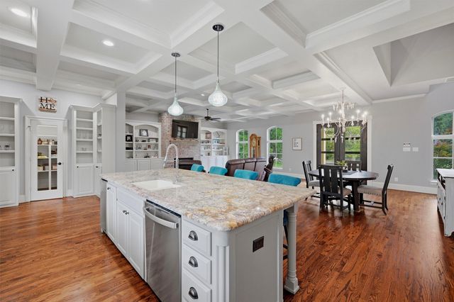 107 Iriquois Drive, Lake Kiowa, TX 76240