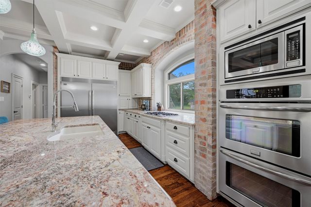 107 Iriquois Drive, Lake Kiowa, TX 76240