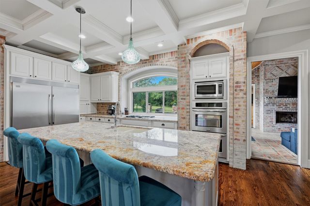 107 Iriquois Drive, Lake Kiowa, TX 76240