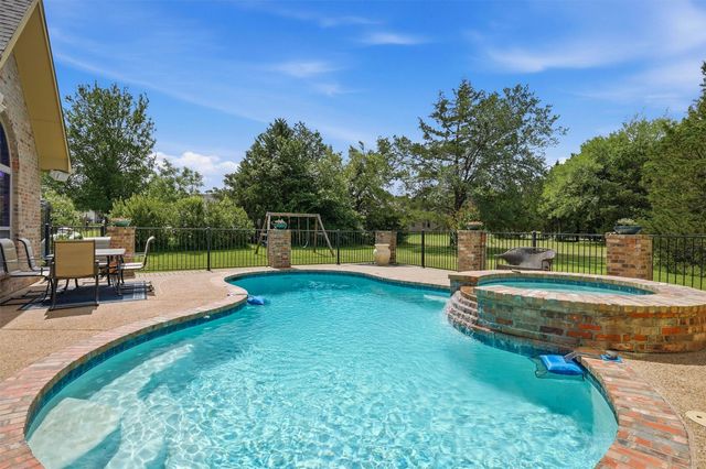 107 Iriquois Drive, Lake Kiowa, TX 76240