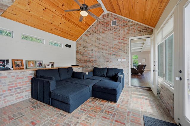 107 Iriquois Drive, Lake Kiowa, TX 76240