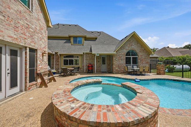 107 Iriquois Drive, Lake Kiowa, TX 76240
