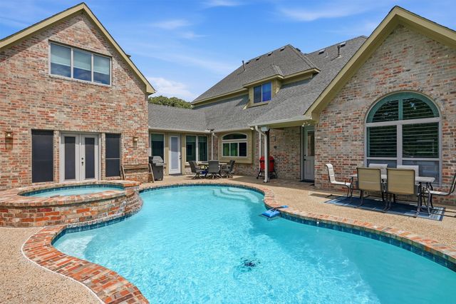 107 Iriquois Drive, Lake Kiowa, TX 76240