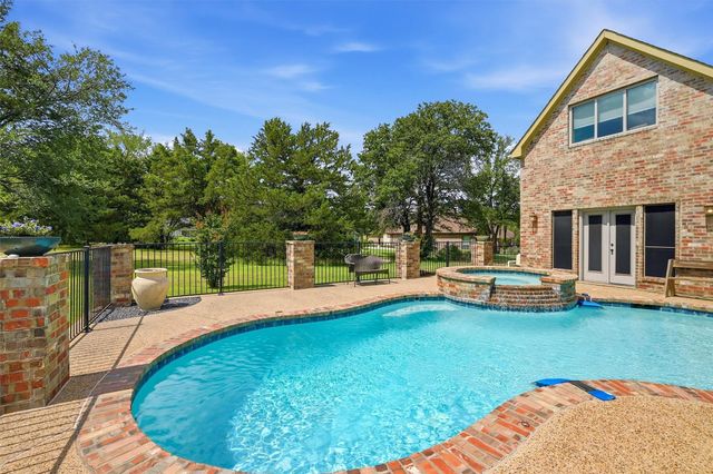 107 Iriquois Drive, Lake Kiowa, TX 76240