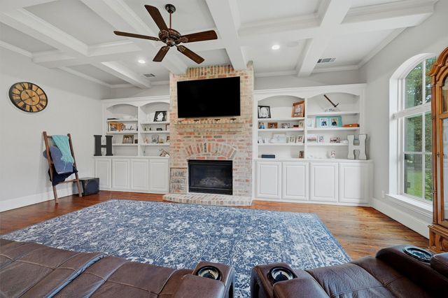 107 Iriquois Drive, Lake Kiowa, TX 76240