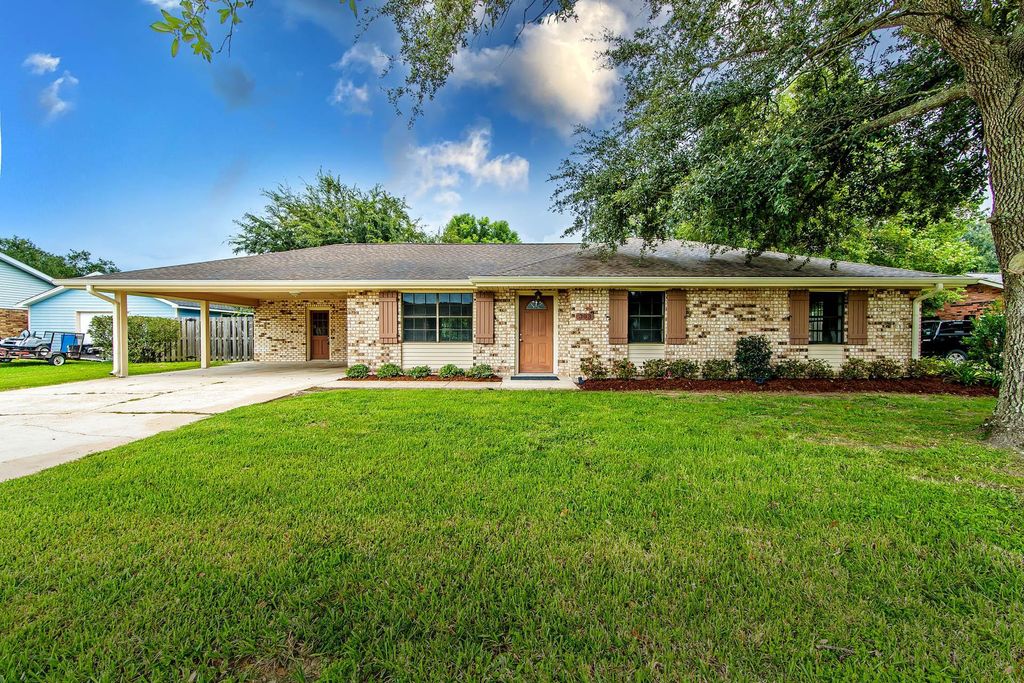 303 Hermitage Dr, Thibodaux, LA 70301