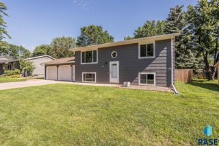 108 E Marialane Dr, Brandon, SD 57005