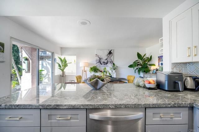 1477 Genoa Dr, Vista, CA 92081