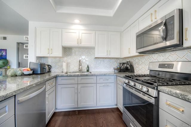 1477 Genoa Dr, Vista, CA 92081