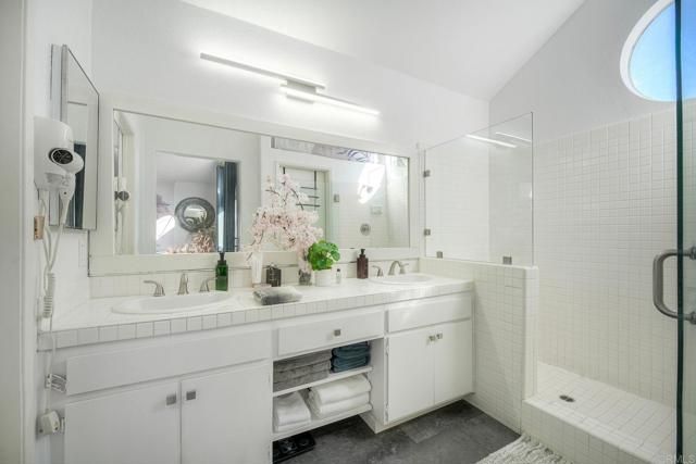 1477 Genoa Dr, Vista, CA 92081