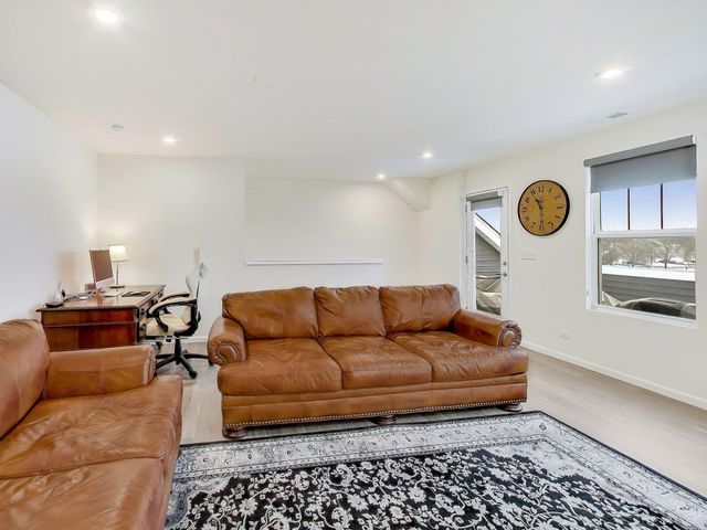 579 Watercress Drive, Aurora, IL 60504