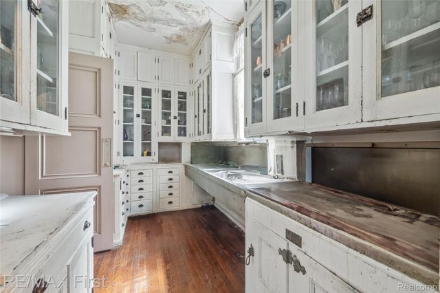 3065 Iroquois Street, Detroit, MI 48214