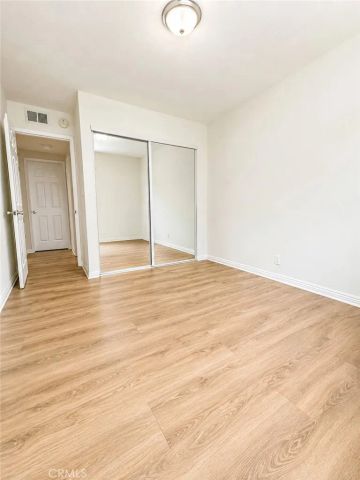 10636 Woodley 43, Granada Hills, CA 91344