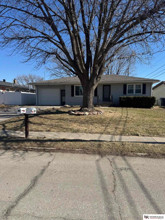 509 Pontiac Drive, Gretna, NE 68028
