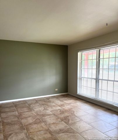 136 Valley Oak Dr, Schertz, TX 78154