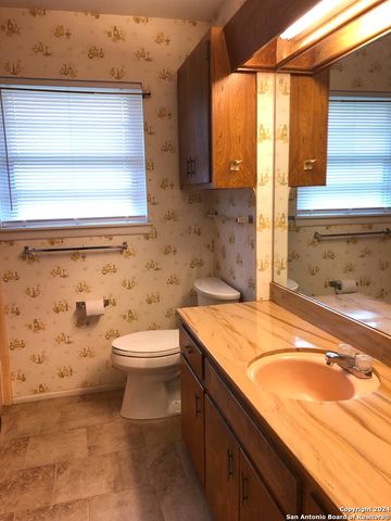 136 Valley Oak Dr, Schertz, TX 78154