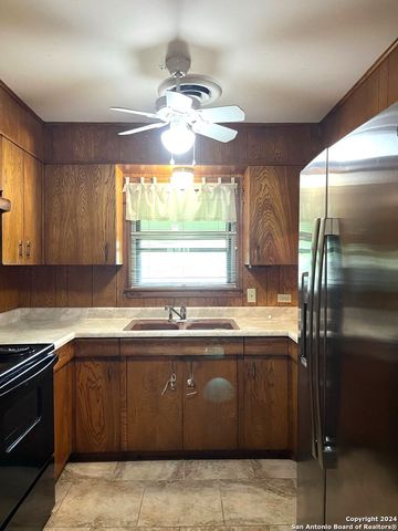 136 Valley Oak Dr, Schertz, TX 78154