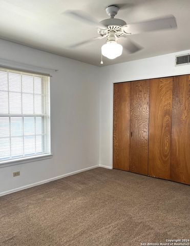 136 Valley Oak Dr, Schertz, TX 78154