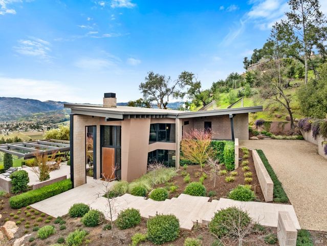 860 Meadowood Ln, St. Helena, CA 94574