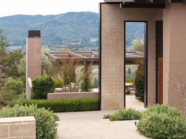 860 Meadowood Ln, St. Helena, CA 94574