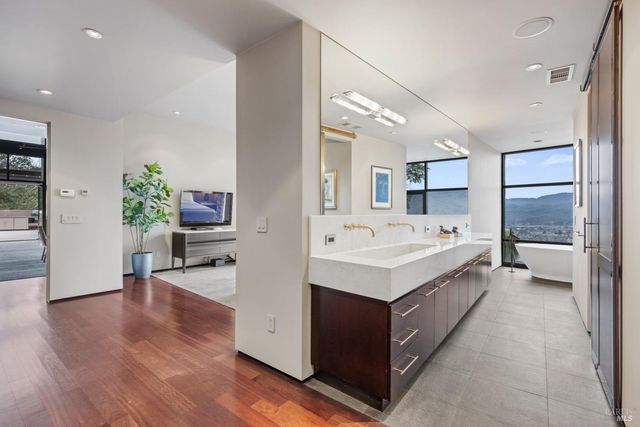 860 Meadowood Ln, St. Helena, CA 94574