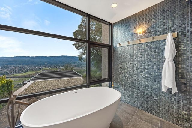 860 Meadowood Ln, St. Helena, CA 94574