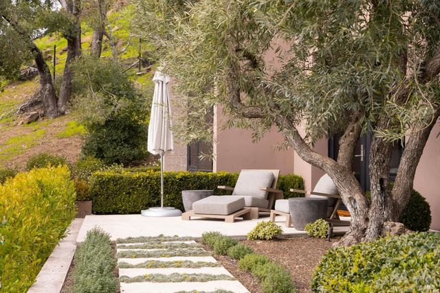 860 Meadowood Ln, St. Helena, CA 94574