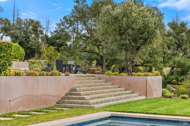 860 Meadowood Ln, St. Helena, CA 94574