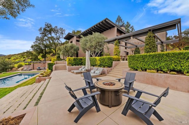 860 Meadowood Ln, St. Helena, CA 94574