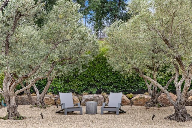 860 Meadowood Ln, St. Helena, CA 94574