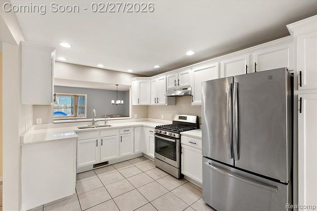 6885 Aeroview Street, West Bloomfield, MI 48324