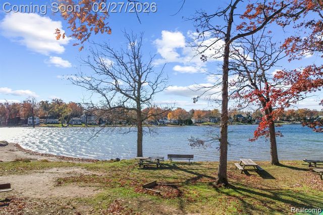 6885 Aeroview Street, West Bloomfield, MI 48324